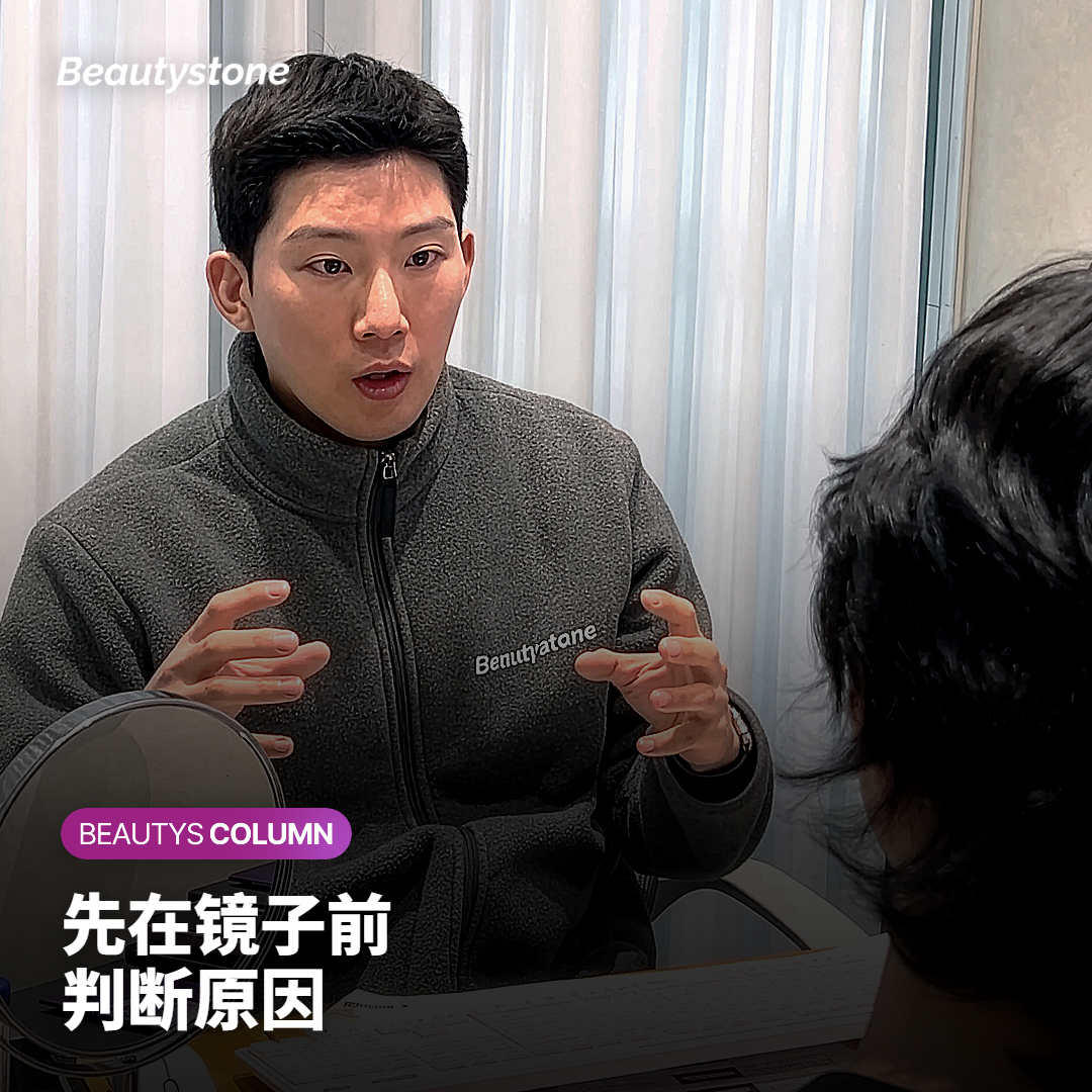 在镜子前判断肌肉、牙龈和上颌骨引起的露龈笑