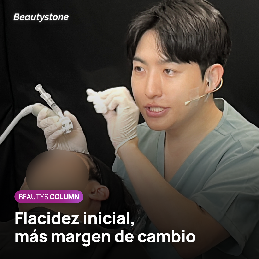 Médico observando de perfil la línea de la mandíbula con la cabeza un poco inclinada hacia abajo