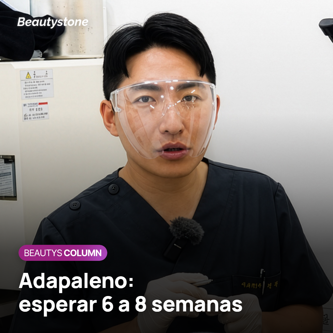 Tubo de gel de adapaleno junto a un limpiador facial