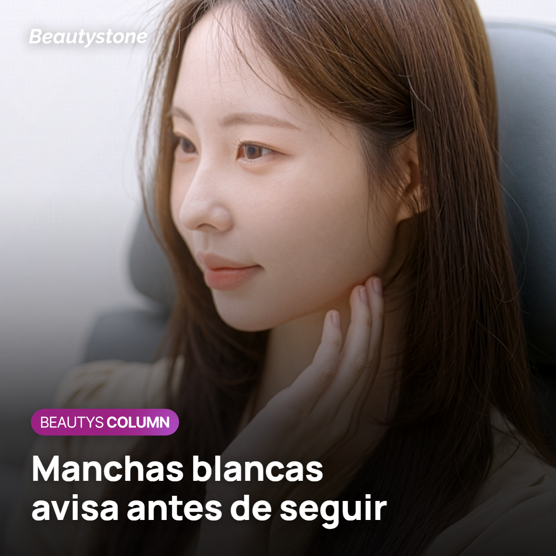 Una persona revisa en el espejo el color de su piel tras el láser
