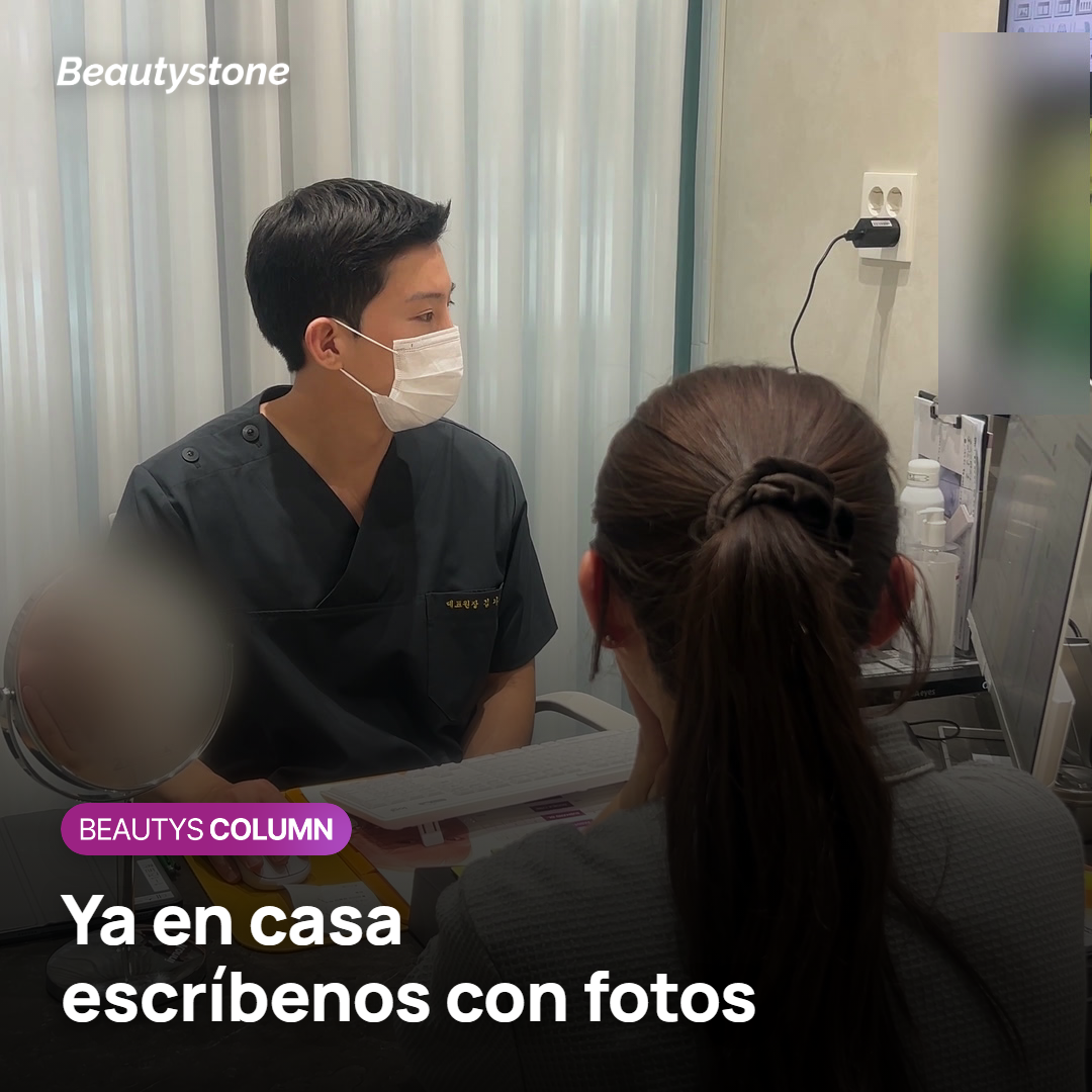 Una persona toma una foto de su piel con el móvil al volver a casa