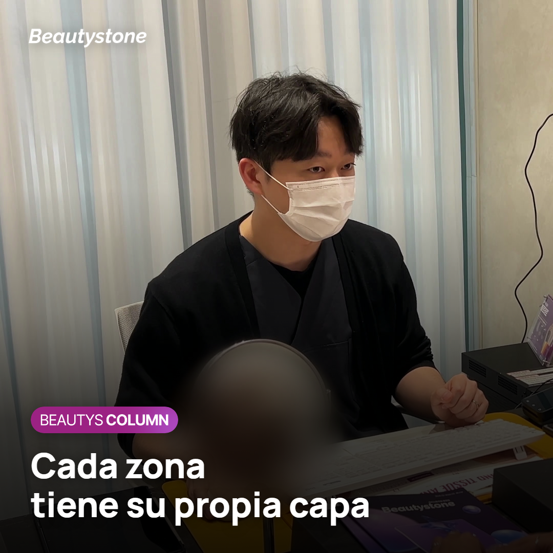 Un médico revisa el hundimiento bajo el pómulo y los surcos nasogenianos