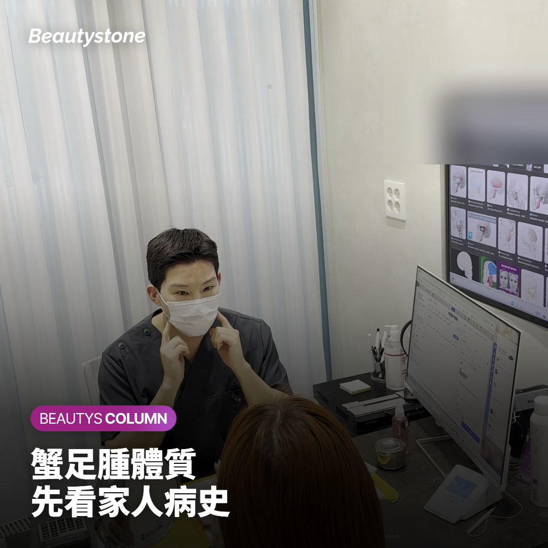 醫師查看耳垂上的疤痕位置